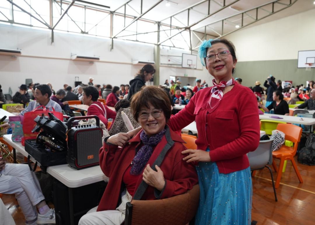 一群人正在聊天

AI 生成的内容可能不正确。