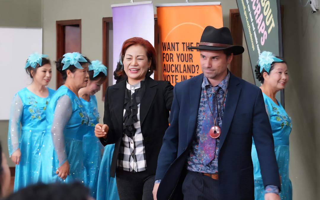 一群男人和女人站在一起

AI 生成的内容可能不正确。