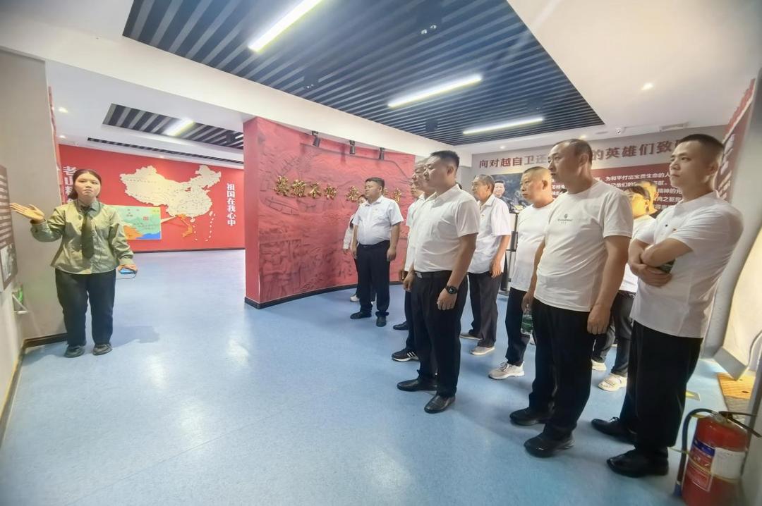 榆阳区崇文路街道葡萄园社区组织流动党员参观军绿园 红色教育润初心