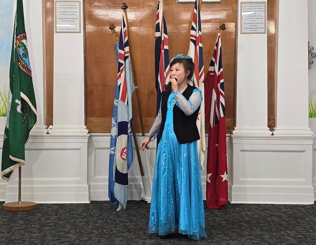 å›¾ç‰‡åŒ…å�« å®¤å†…, ç«™, å¥³å­©, å¥³äºº

AI ç”Ÿæˆ�çš„å†…å®¹å�¯èƒ½ä¸�æ­£ç¡®ã€‚