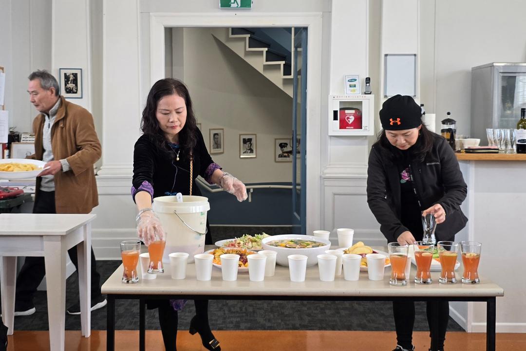 ä¸€ç¾¤äººæ­£åœ¨ç”¨é¤�è�Šå¤©

AI ç”Ÿæˆ�çš„å†…å®¹å�¯èƒ½ä¸�æ­£ç¡®ã€‚