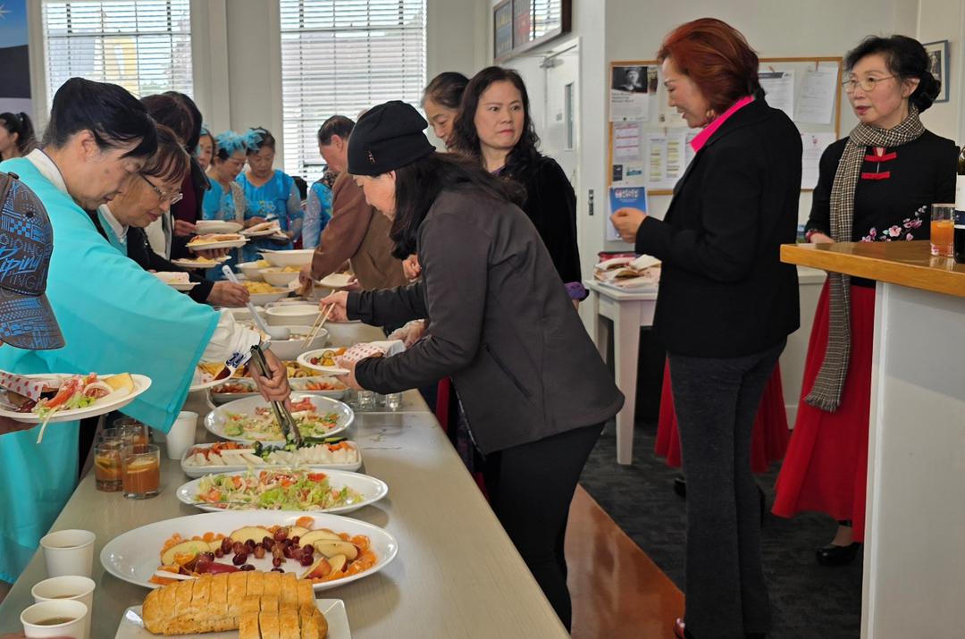 ä¸€ç¾¤äººåœ¨æ¡Œå­�å‰�å�ƒæŠ«è�¨

AI ç”Ÿæˆ�çš„å†…å®¹å�¯èƒ½ä¸�æ­£ç¡®ã€‚