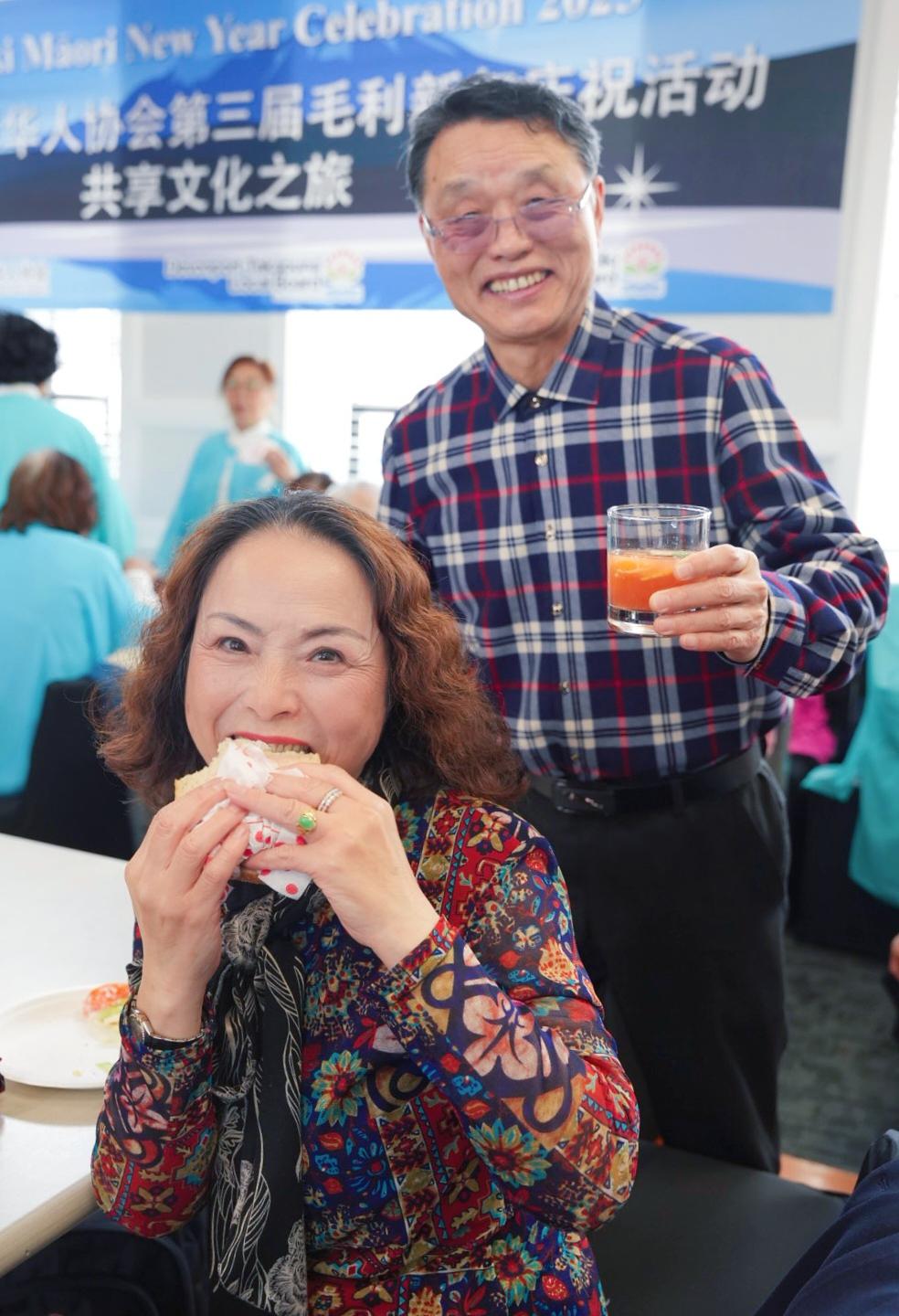 ç”·äººå’Œå¥³äººåœ¨å�ƒä¸œè¥¿

AI ç”Ÿæˆ�çš„å†…å®¹å�¯èƒ½ä¸�æ­£ç¡®ã€‚