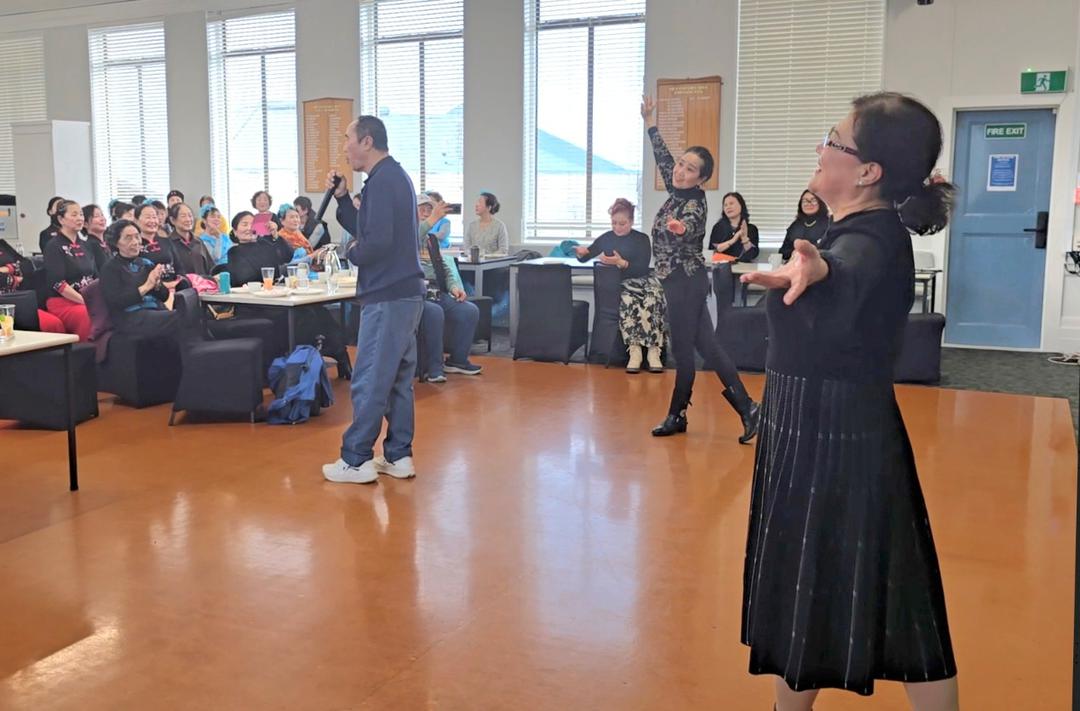 ä¸€ç¾¤äººç«™åœ¨æˆ¿é—´é‡Œ

AI ç”Ÿæˆ�çš„å†…å®¹å�¯èƒ½ä¸�æ­£ç¡®ã€‚