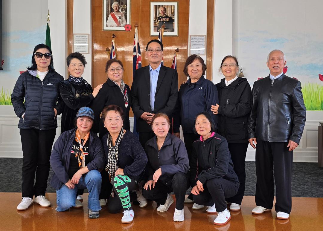 ä¸€ç¾¤äººç«™åœ¨ä¸€èµ·å�ˆå½±

AI ç”Ÿæˆ�çš„å†…å®¹å�¯èƒ½ä¸�æ­£ç¡®ã€‚