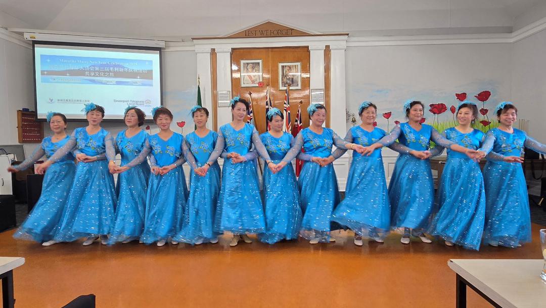 ä¸€ç¾¤äººç«™åœ¨å�°ä¸Š

AI ç”Ÿæˆ�çš„å†…å®¹å�¯èƒ½ä¸�æ­£ç¡®ã€‚