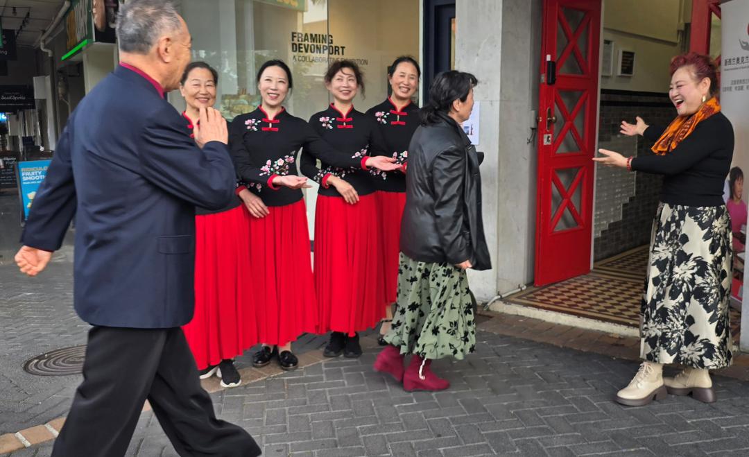 ä¸€ç¾¤äººç«™åœ¨éº¦å…‹é£�å‰�

AI ç”Ÿæˆ�çš„å†…å®¹å�¯èƒ½ä¸�æ­£ç¡®ã€‚