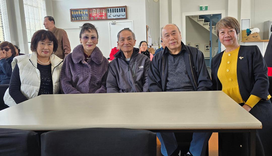 ä¸€ç¾¤äººå��åœ¨æ¡Œå­�å‰�

AI ç”Ÿæˆ�çš„å†…å®¹å�¯èƒ½ä¸�æ­£ç¡®ã€‚