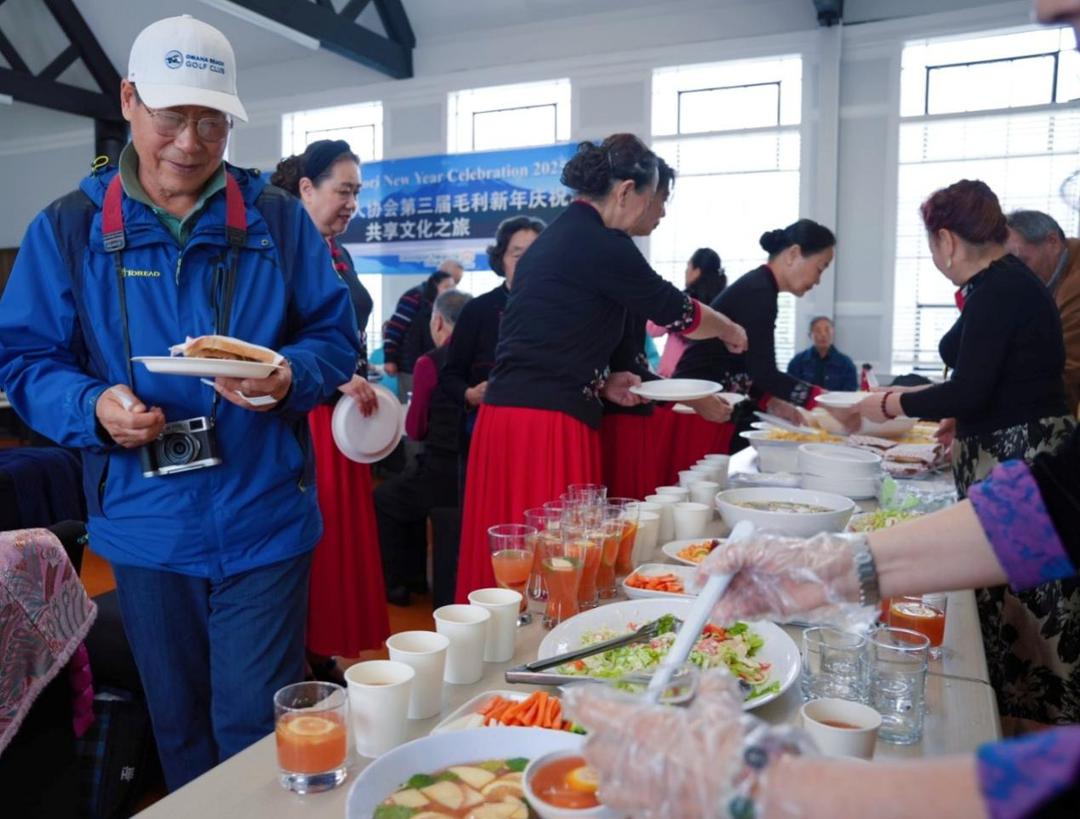 ä¸€ç¾¤äººåœ¨é¤�å�…å�ƒé¥­

AI ç”Ÿæˆ�çš„å†…å®¹å�¯èƒ½ä¸�æ­£ç¡®ã€‚