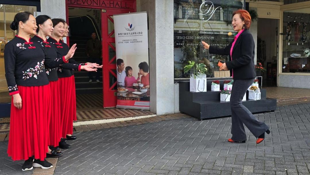 å›¾ç‰‡åŒ…å�« äºº, å»ºç­‘, å¥³äºº, ç«™

AI ç”Ÿæˆ�çš„å†…å®¹å�¯èƒ½ä¸�æ­£ç¡®ã€‚