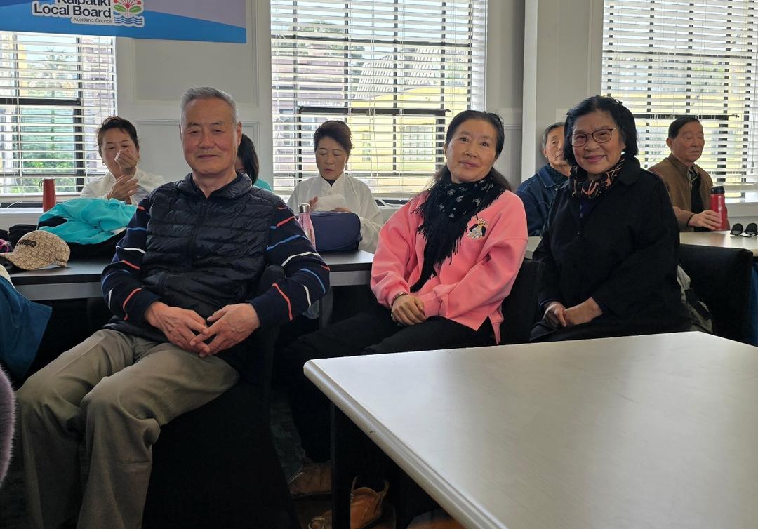 ä¸€ç¾¤äººç«™åœ¨æ¡Œå­�è¾¹

AI ç”Ÿæˆ�çš„å†…å®¹å�¯èƒ½ä¸�æ­£ç¡®ã€‚