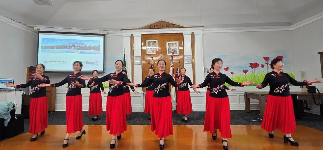 ä¸€ç¾¤äººç«™åœ¨æˆ¿é—´é‡Œè·³èˆ�

AI ç”Ÿæˆ�çš„å†…å®¹å�¯èƒ½ä¸�æ­£ç¡®ã€‚