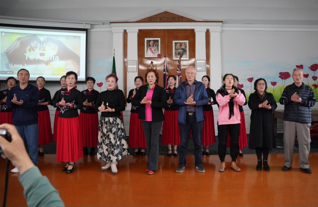 ä¸€ç¾¤äººç«™åœ¨å�°ä¸Š

AI ç”Ÿæˆ�çš„å†…å®¹å�¯èƒ½ä¸�æ­£ç¡®ã€‚