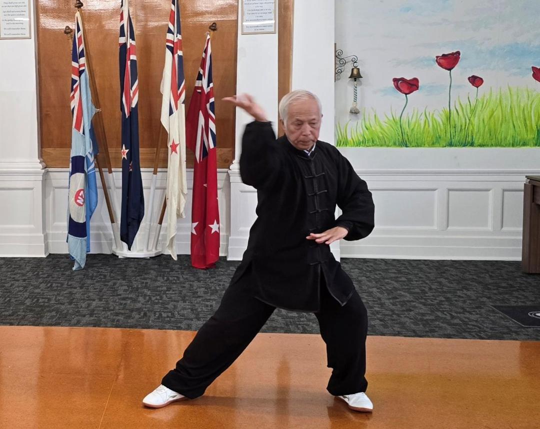 äººç«™åœ¨åœ°æ�¿ä¸Š

AI ç”Ÿæˆ�çš„å†…å®¹å�¯èƒ½ä¸�æ­£ç¡®ã€‚