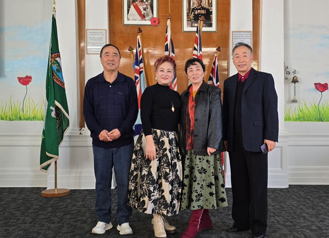 ç”·äººä»¬ç«™åœ¨ä¸€èµ·å�ˆå½±çš„ä¸€ç¾¤äºº

AI ç”Ÿæˆ�çš„å†…å®¹å�¯èƒ½ä¸�æ­£ç¡®ã€‚