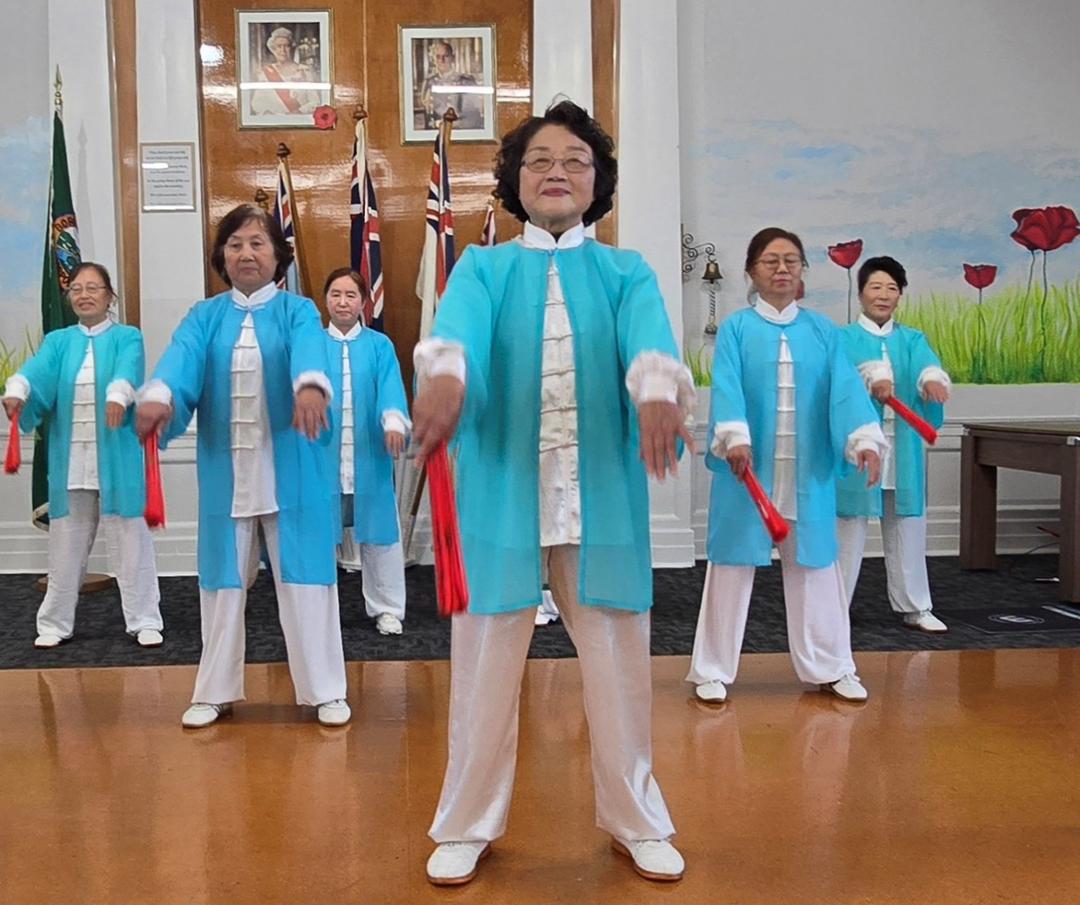 ä¸€ç¾¤ç©¿ç�€è“�è‰²è¡£æœ�çš„äººç«™åœ¨ä¸€èµ·

AI ç”Ÿæˆ�çš„å†…å®¹å�¯èƒ½ä¸�æ­£ç¡®ã€‚