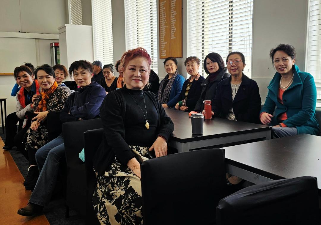 ä¸€ç¾¤äººå��åœ¨æ¡Œå­�å‰�

AI ç”Ÿæˆ�çš„å†…å®¹å�¯èƒ½ä¸�æ­£ç¡®ã€‚