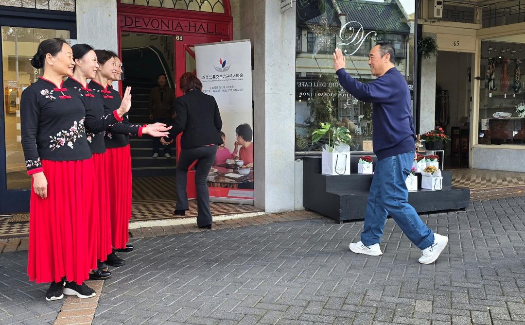 ä¸€ç¾¤ç”·äººå’Œå¥³äººåœ¨è¡—é�“ä¸Š

AI ç”Ÿæˆ�çš„å†…å®¹å�¯èƒ½ä¸�æ­£ç¡®ã€‚