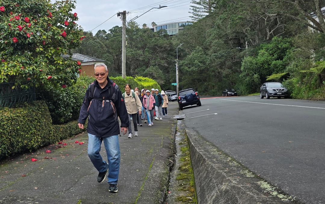 æ ‘æ�—æ—�çš„è·¯ä¸Šèµ°çš„äºº

AI ç”Ÿæˆ�çš„å†…å®¹å�¯èƒ½ä¸�æ­£ç¡®ã€‚