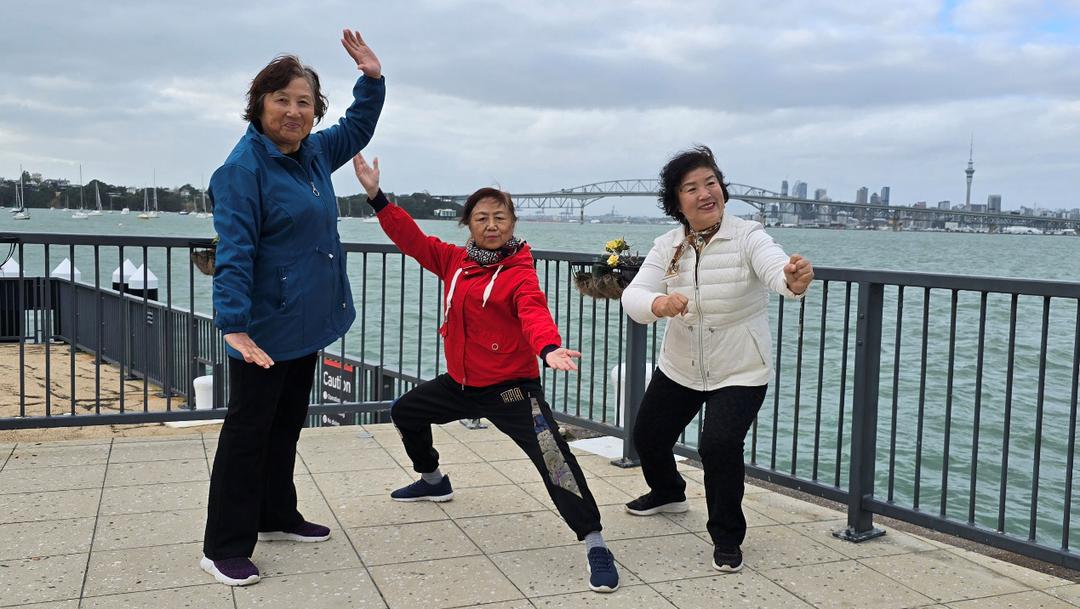 ä¸€äº›äººç«™åœ¨å›´æ �è¾¹

AI ç”Ÿæˆ�çš„å†…å®¹å�¯èƒ½ä¸�æ­£ç¡®ã€‚