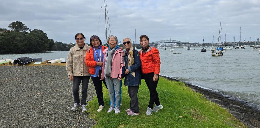 å°�å­©ä»¬ç«™åœ¨ä¸€èµ·å�ˆå½±åœ¨æˆ·å¤–

AI ç”Ÿæˆ�çš„å†…å®¹å�¯èƒ½ä¸�æ­£ç¡®ã€‚