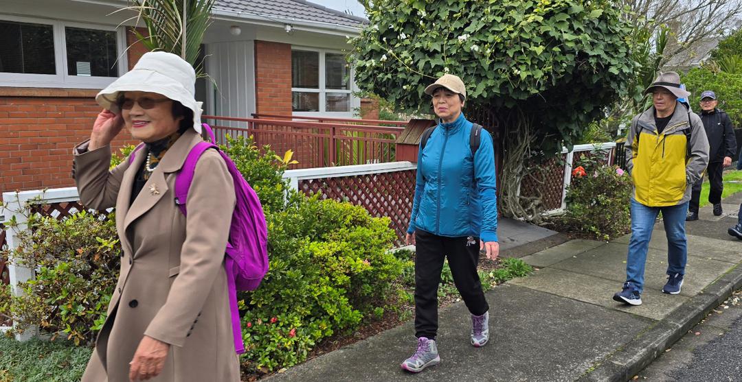 ç”·äººå’Œå¥³äººç«™åœ¨è¡—é�“ä¸Š

AI ç”Ÿæˆ�çš„å†…å®¹å�¯èƒ½ä¸�æ­£ç¡®ã€‚