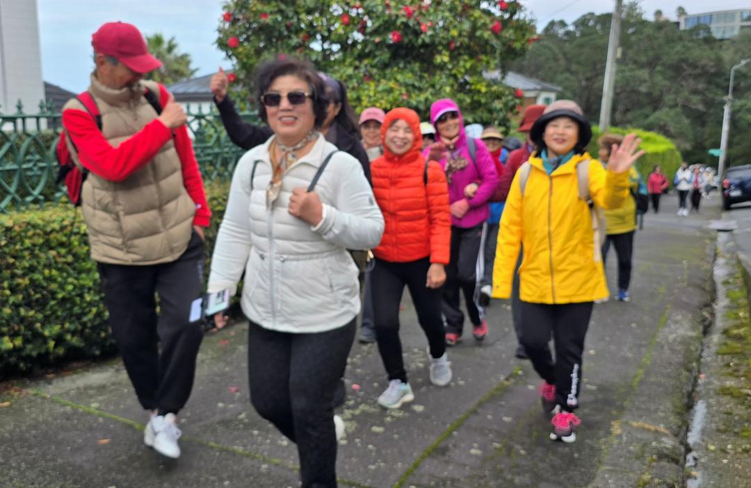 ä¸€ç¾¤äººç«™åœ¨è·¯ä¸­é—´

AI ç”Ÿæˆ�çš„å†…å®¹å�¯èƒ½ä¸�æ­£ç¡®ã€‚