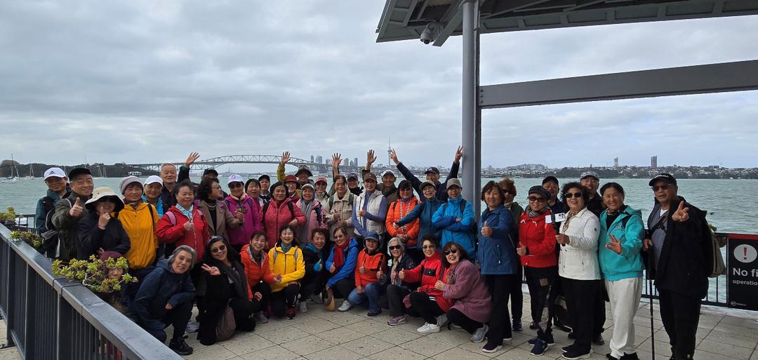 ä¸€ç¾¤äººç«™åœ¨æµ·è¾¹

AI ç”Ÿæˆ�çš„å†…å®¹å�¯èƒ½ä¸�æ­£ç¡®ã€‚