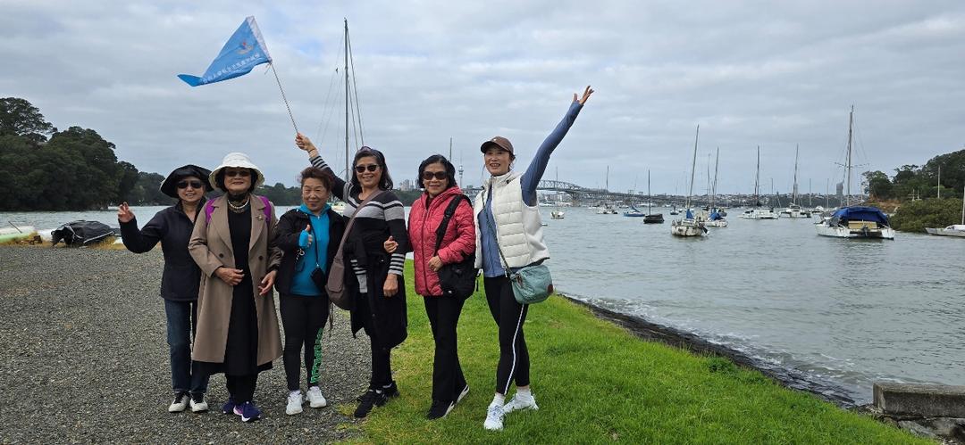 ä¸€ç¾¤äººç«™åœ¨æ¹–è¾¹çš„è�‰åœ°ä¸Š

AI ç”Ÿæˆ�çš„å†…å®¹å�¯èƒ½ä¸�æ­£ç¡®ã€‚