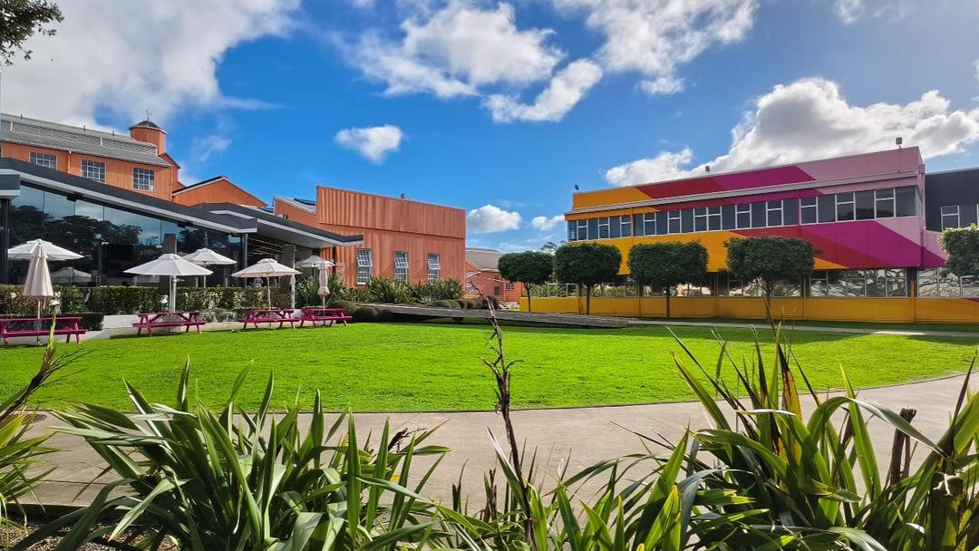 å»ºç­‘å‰�é�¢æœ‰è�‰åœ°

AI ç”Ÿæˆ�çš„å†…å®¹å�¯èƒ½ä¸�æ­£ç¡®ã€‚