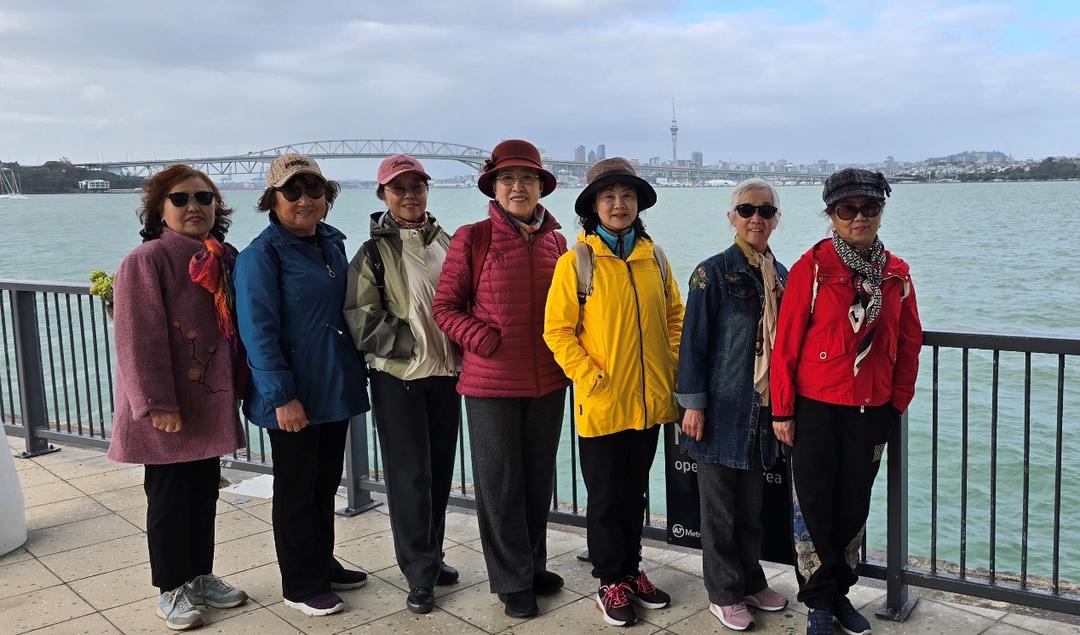 ä¸€ç¾¤äººç«™åœ¨æ°´è¾¹

AI ç”Ÿæˆ�çš„å†…å®¹å�¯èƒ½ä¸�æ­£ç¡®ã€‚