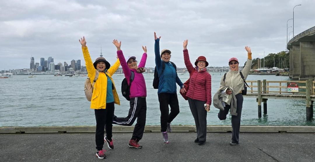 ä¸€ç¾¤äººç«™åœ¨æ°´è¾¹

AI ç”Ÿæˆ�çš„å†…å®¹å�¯èƒ½ä¸�æ­£ç¡®ã€‚