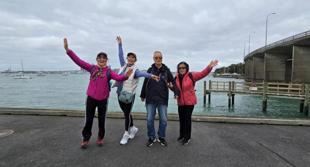 ç”·äººå’Œå¥³äººç«™åœ¨æ²™æ»©ä¸Š

AI ç”Ÿæˆ�çš„å†…å®¹å�¯èƒ½ä¸�æ­£ç¡®ã€‚