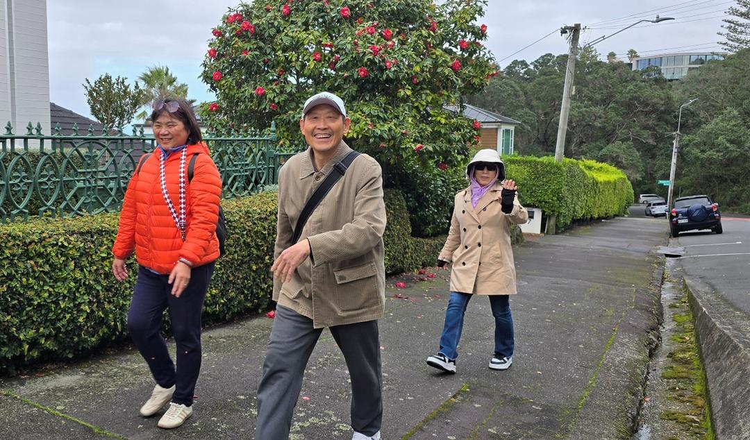 ä¸€äº›äººç«™åœ¨è·¯ä¸Š

AI ç”Ÿæˆ�çš„å†…å®¹å�¯èƒ½ä¸�æ­£ç¡®ã€‚