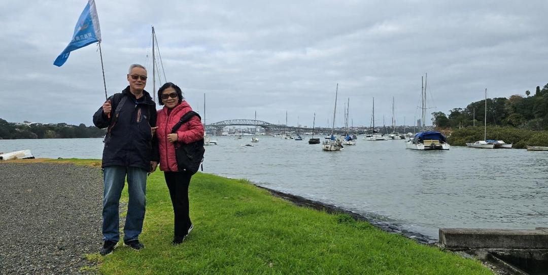 äººç«™åœ¨æ¹–è¾¹çš„è�‰åœ°ä¸Š

AI ç”Ÿæˆ�çš„å†…å®¹å�¯èƒ½ä¸�æ­£ç¡®ã€‚