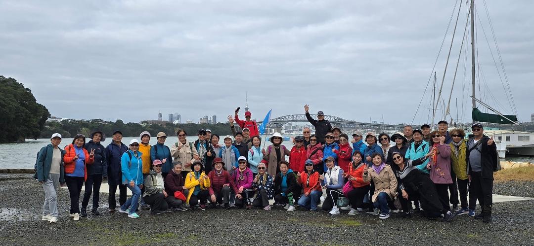 ä¸€ç¾¤äººç«™åœ¨è�‰åœ°ä¸Š

AI ç”Ÿæˆ�çš„å†…å®¹å�¯èƒ½ä¸�æ­£ç¡®ã€‚