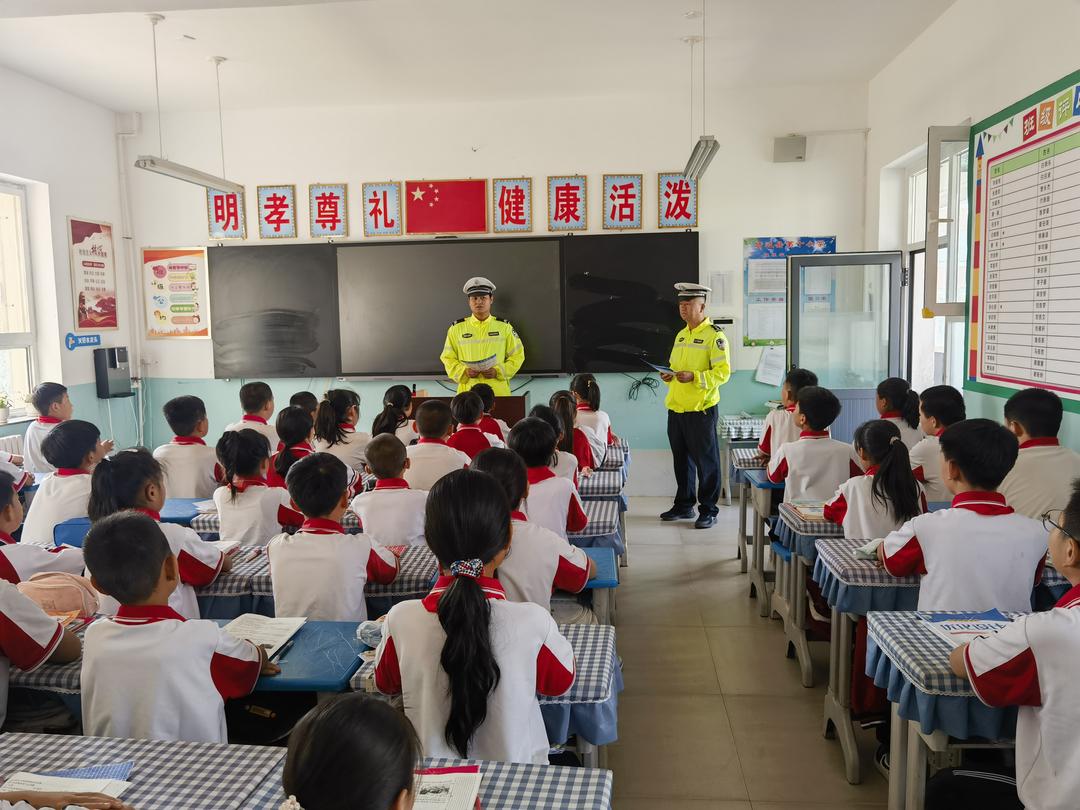 筑牢暑期安全防线！靖边交警进校园开展“知危险会避险”主题宣传活动 守护平安成长路