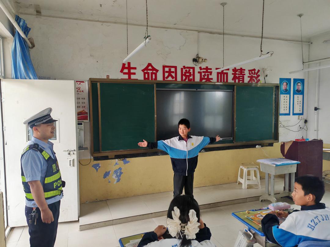 筑牢暑期安全防线！靖边交警进校园开展“知危险会避险”主题宣传活动 守护平安成长路