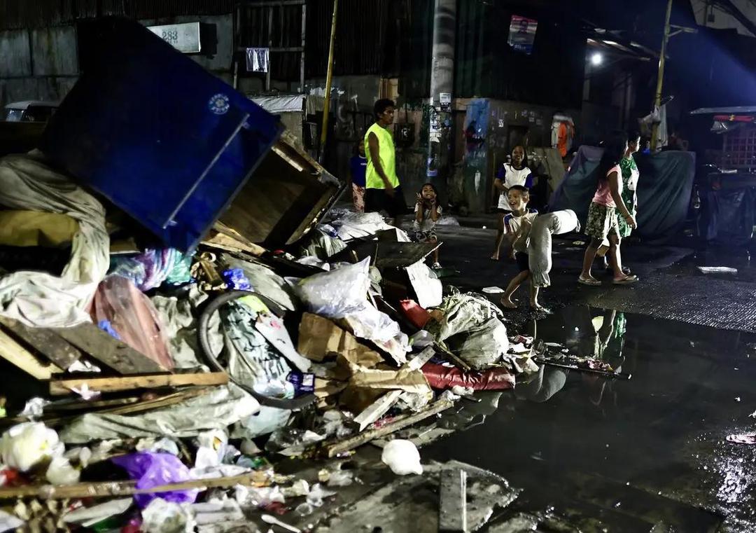 菲律宾首都垃圾成灾！两大收集商因政府欠账辞职，市长呼吁市民把垃圾留家里_福建_新闻_华人头条