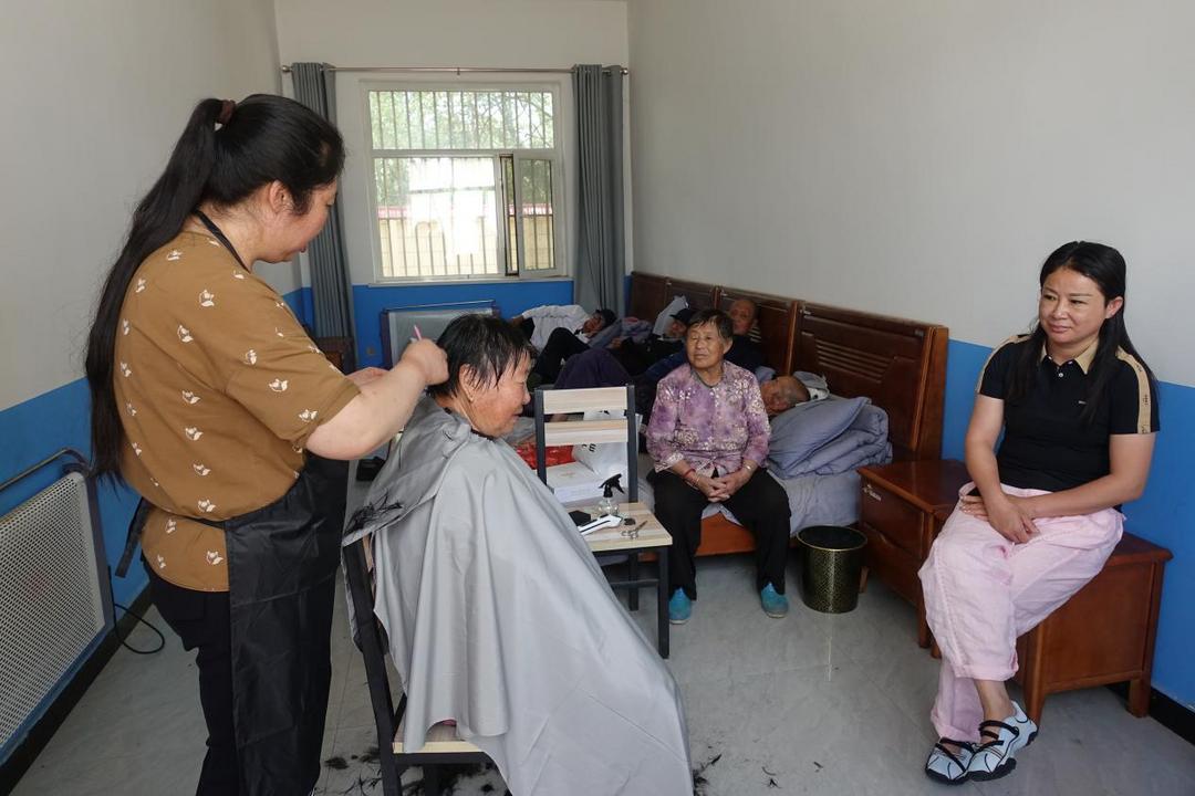 爱心人士余保霞为大保当镇东北湾村幸福院近百名老人义务理发