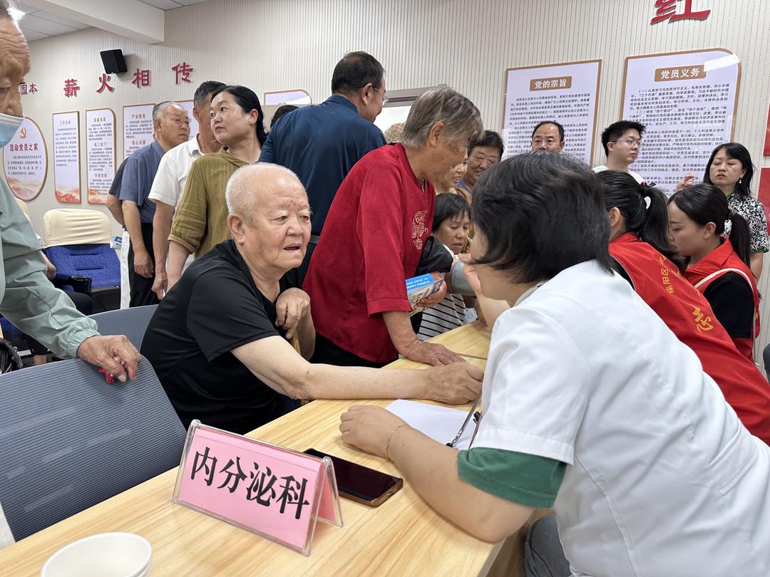 榆阳区崇文路街道葡萄园社区：慢性病防治在行动 家门口的健康管家