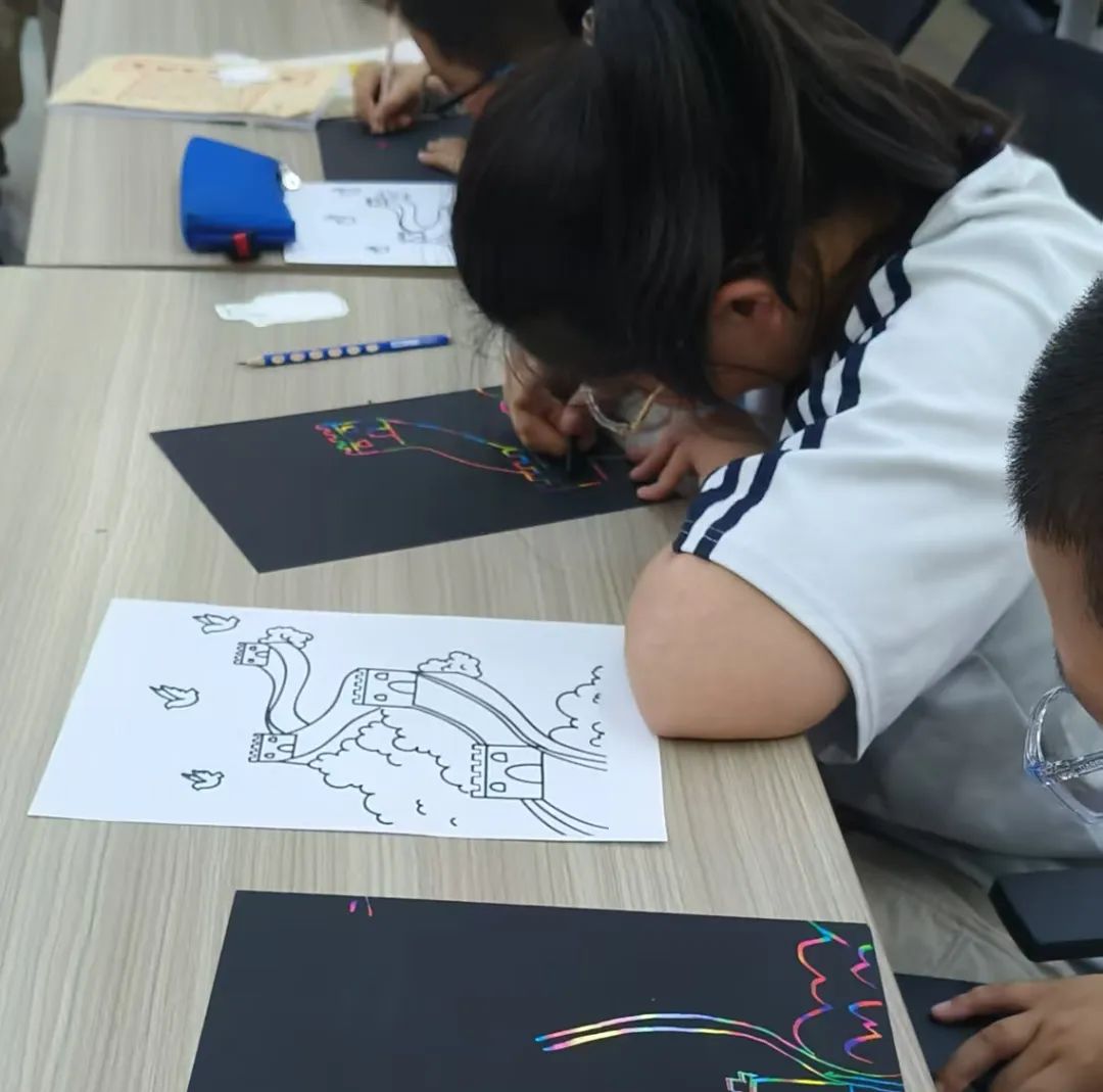 大学生带娃趣识长城,榆林萌娃秒变长城“小守护人” 大学生带娃趣识长城,榆林萌娃秒变长城“小守护人”