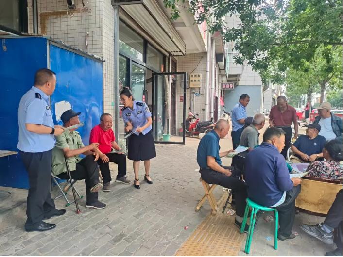 林间 “警” 色入社区 党建先锋筑绿盾