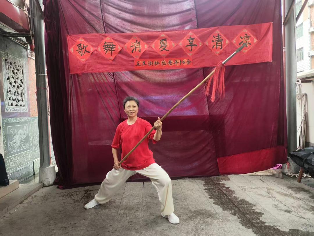 福建永春县五里街社区老年协会举办夏季文艺演出 歌舞消夏享清凉