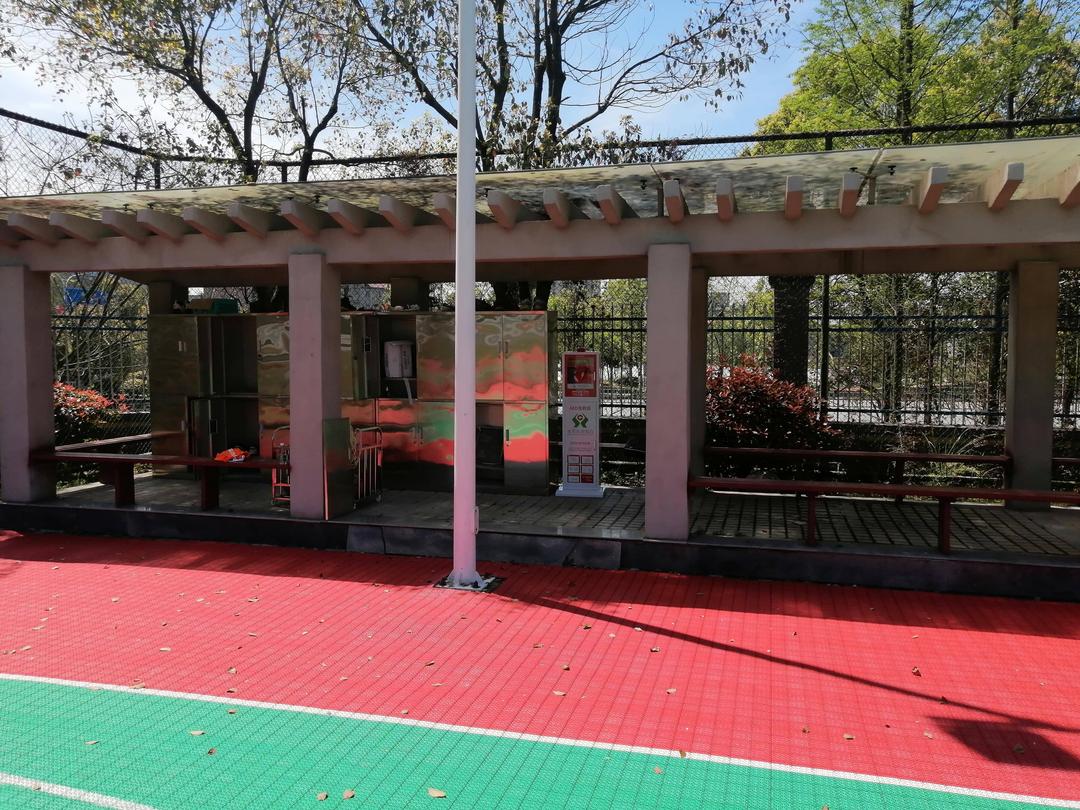 热心群众接力救人,成功抢救篮球男子 热心群众接力救人,成功抢救篮球男子