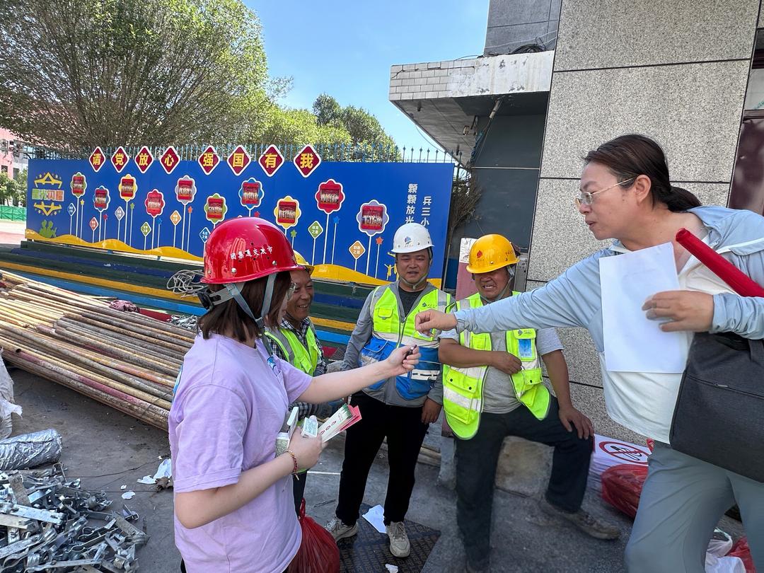 兵团建工市政交通集团尚品装潢装饰公司开展“送清凉 防暑保安康”活动