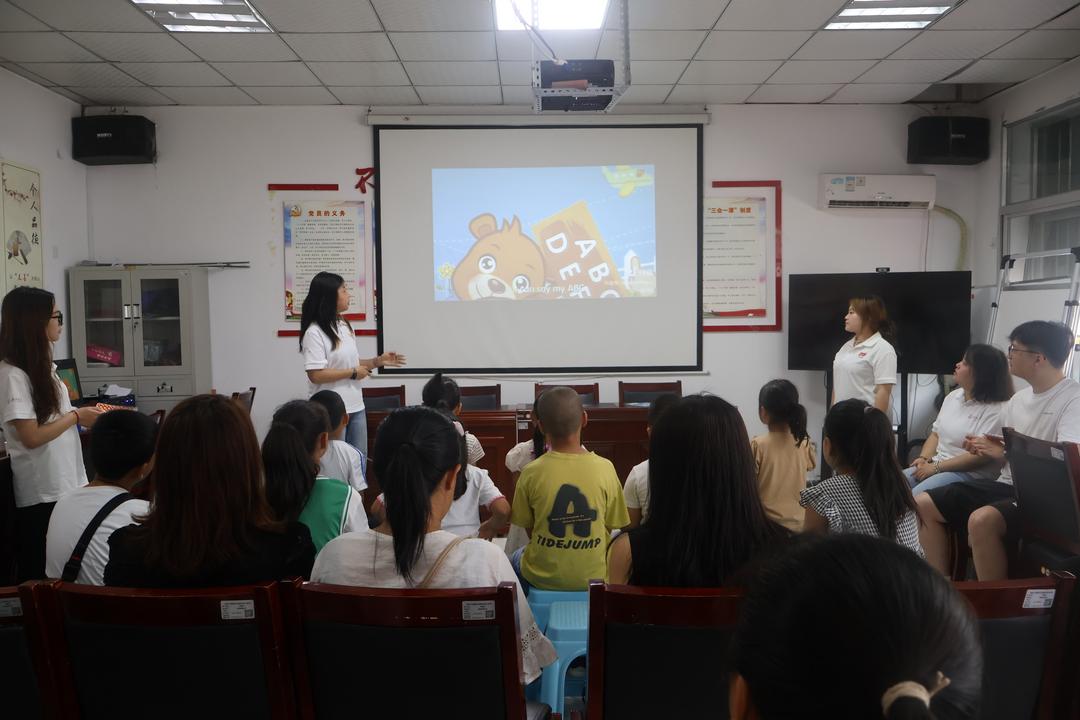 城隍庙滩社区联合榆林学院外国语学院开展的“邻里乐”暑期英语启蒙班结业了