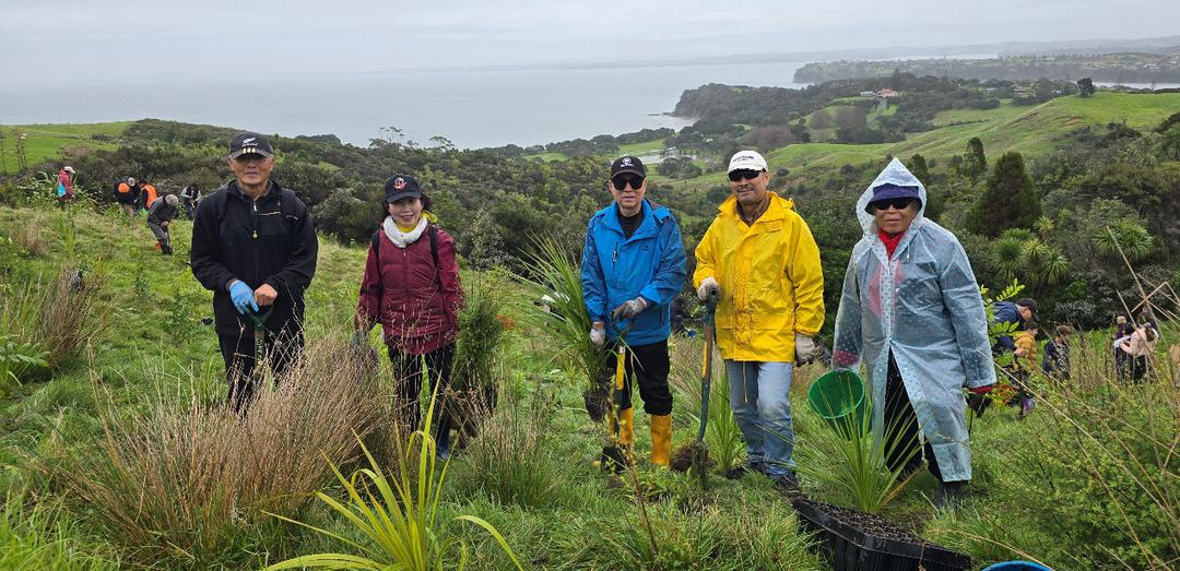 一群人站在草地上

AI 生成的内容可能不正确。