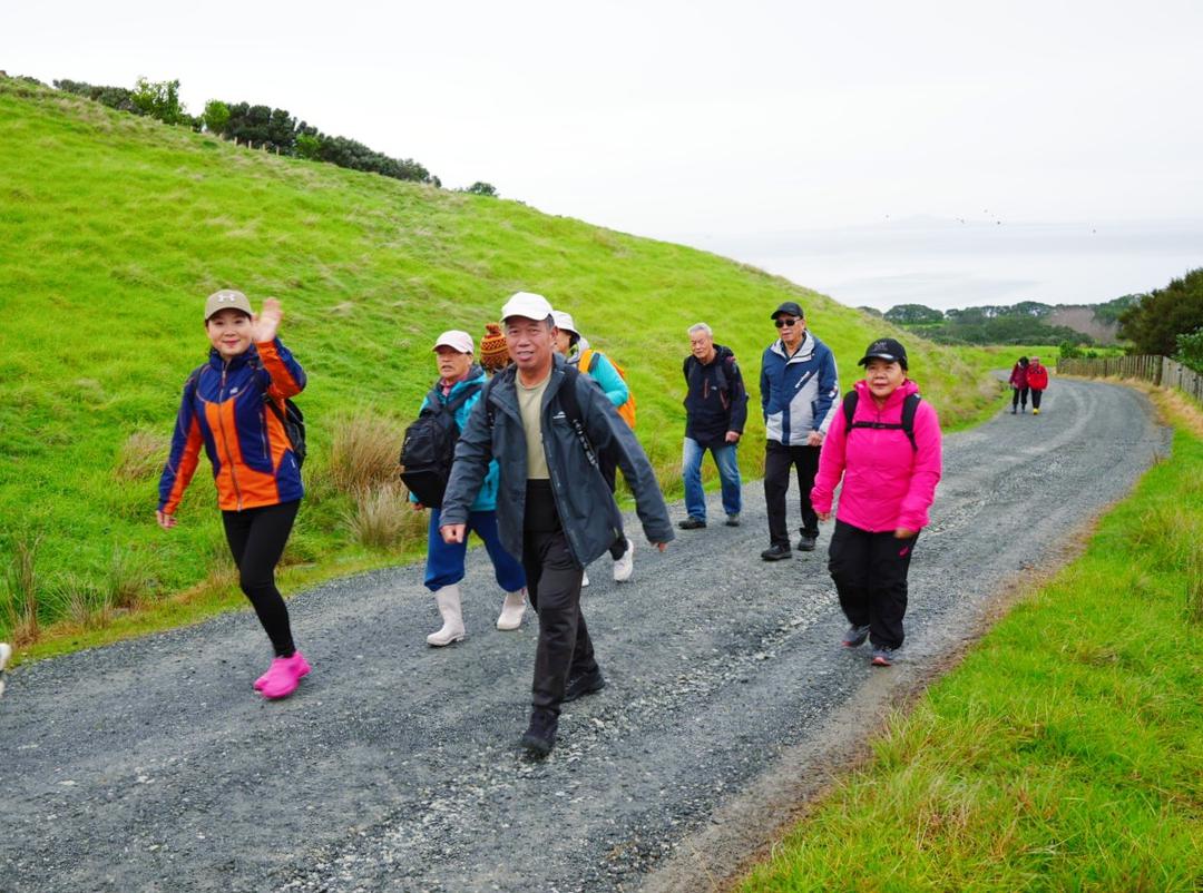 一群人站在草地上

AI 生成的内容可能不正确。