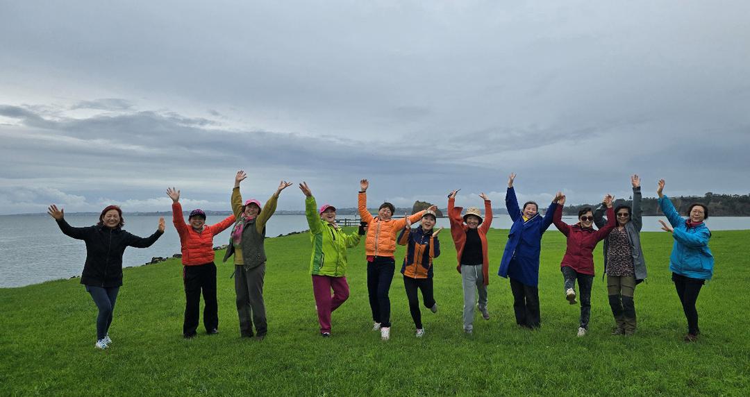 一群人站在草地上

AI 生成的内容可能不正确。